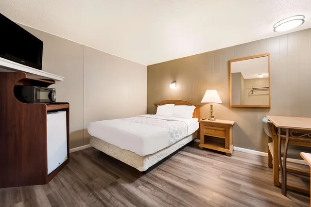 غرفة بسرير كوين، Rodeway Inn La Crosse 1/3