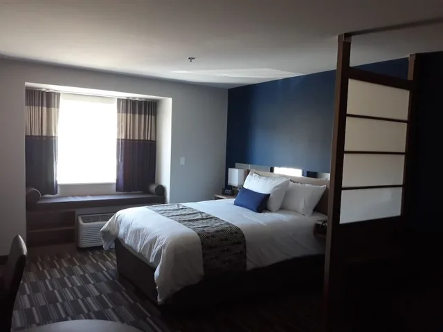 Room, Queen Bed, Microtel Inn & Suites by Wyndham Woodland Park 3/4