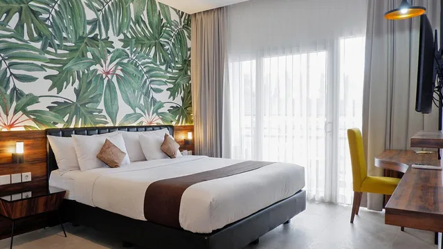 غرفة بسرير كوين بشرفة، Front One Resort Magelang 4/10