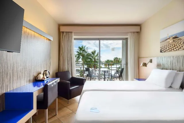 غرفة بسريرين مزدوجين، Occidental Menorca 1/2