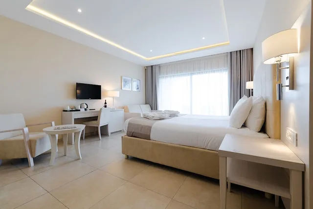 جناح جونيور ديلوكس بسرير مزدوج بشرفة مع أريكة، Maritim Antonine Hotel and Spa Malta 4/10