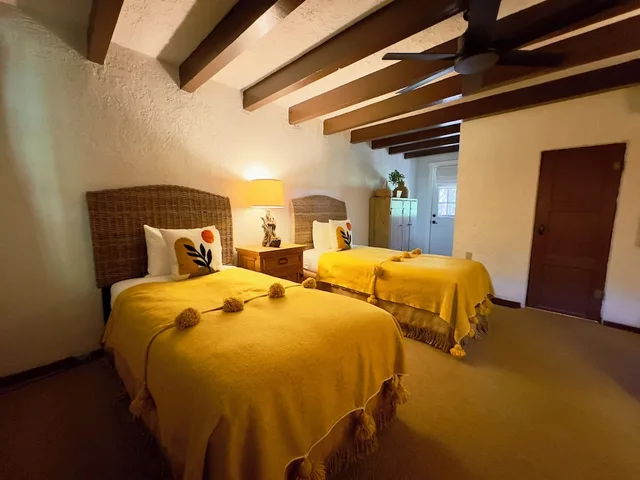 غرفة بسريرين منفصلين، Old Taos Guesthouse Bed and Breakfast 2/4