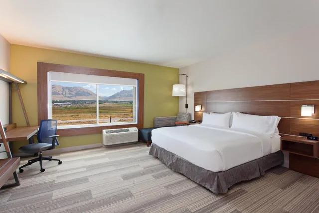 جناح بسرير كينج بغرفة نوم واحدة بمنطقة جلوس، HOLIDAY INN EXPRESS & SUITES BRIGHAM CITY - NORTH UTAH 1/1