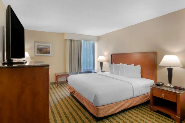 Room, King Bed, Bathtub, Accessible, Best Western North Roanoke 5/8