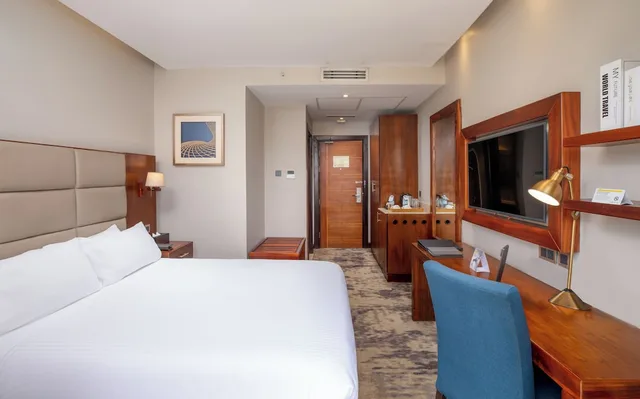 غرفة ديلوكس بسرير كوين بشرفة، Golden Tulip Canaan Kampala 10/10