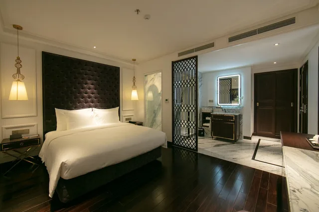 غرفة غراند ديلوكس بسرير كوين، Anatole Hotel Hanoi 4/8