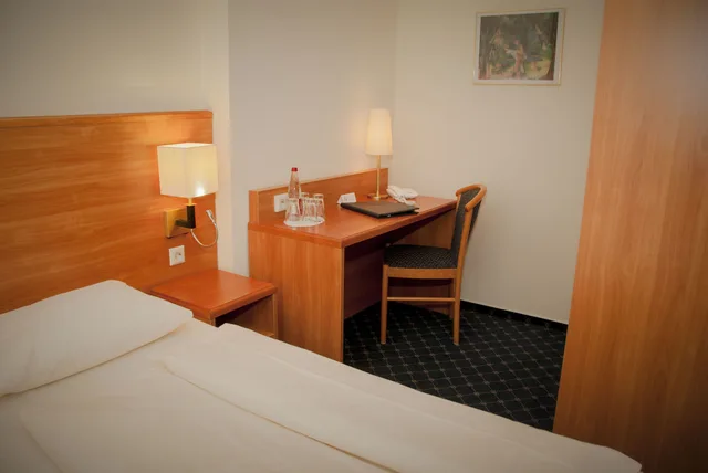 غرفة قياسية رباعية بسرير مزدوج وسريرين منفصلين، Elbbrucken Hotel 7/9