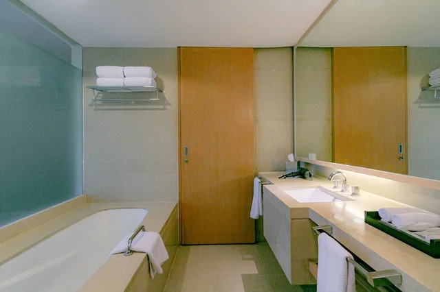 Suite, King Bed, Garden View, Sofa, HOLIDAY INN RESORT BARUNA BALI 7/10