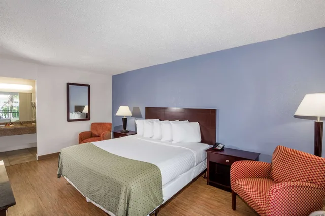 Room, King Bed, Days Inn by Wyndham St. Petersburg / Tampa Bay Area 2/3