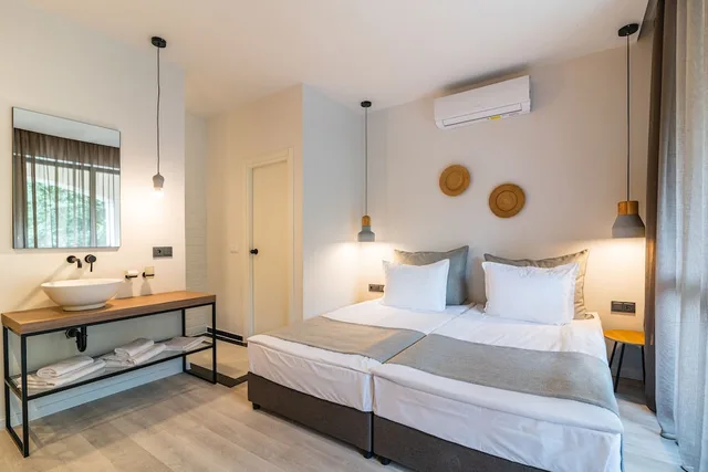 غرفة قياسية بفراش فوتون وسرير فردي، Primorski Hotel 1/5