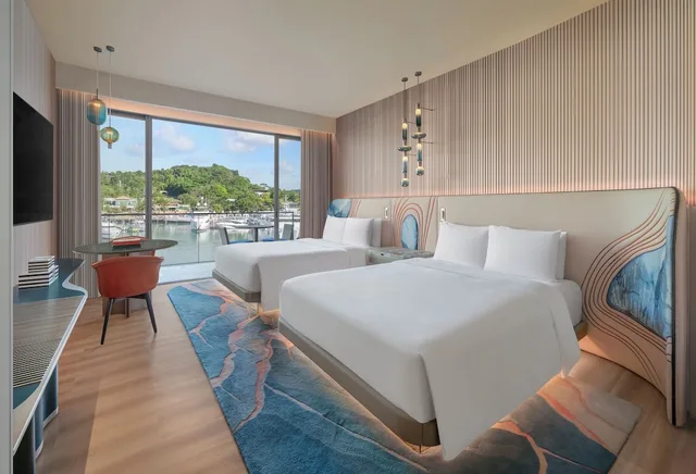 غرفة بريميير بسريرين كوين بإطلالة على المرسى بشرفة، W Singapore Sentosa Cove 1/9