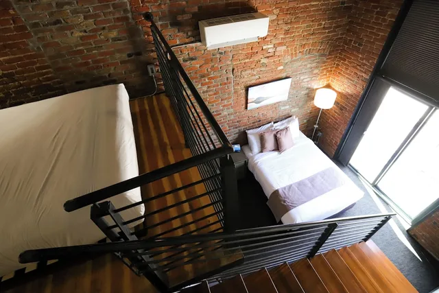 غرفة سيغنتشر بسرير كوين وسريرين منفصلين بإطلالة على المدينة لذوي الإعاقة، The Hotel Sturgis 8/10