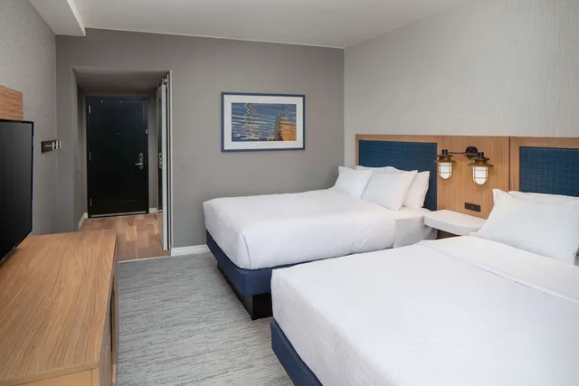 Premium, 2 Queen Beds, Water View, Accessible، Hampton Inn Boston Seaport District 1/2
