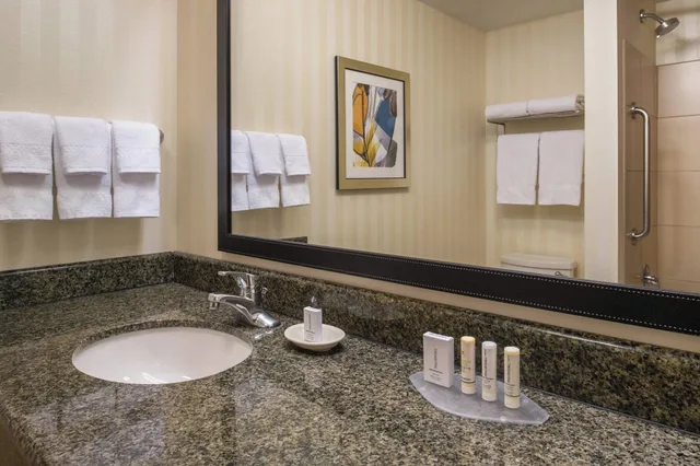 غرفة رباعية لذوي الإعاقة، Fairfield Inn & Suites By Marriott Portland North 2/2