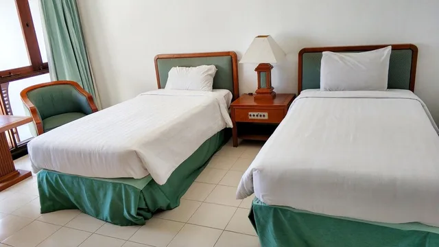 غرفة عائلية بسرير كوين وسريرين منفصلين، Grand Whiz Hotel Bromo 2/2
