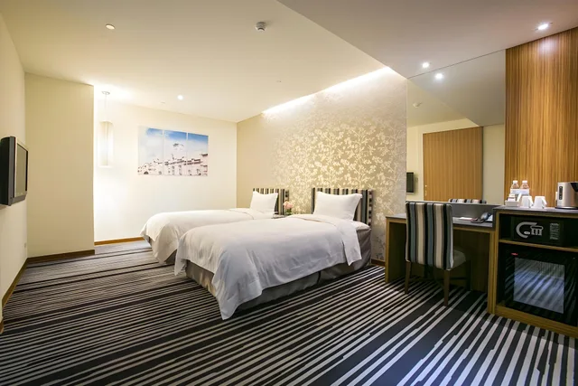 Classic, Twin Beds, No Window، Howard Plaza 1/1
