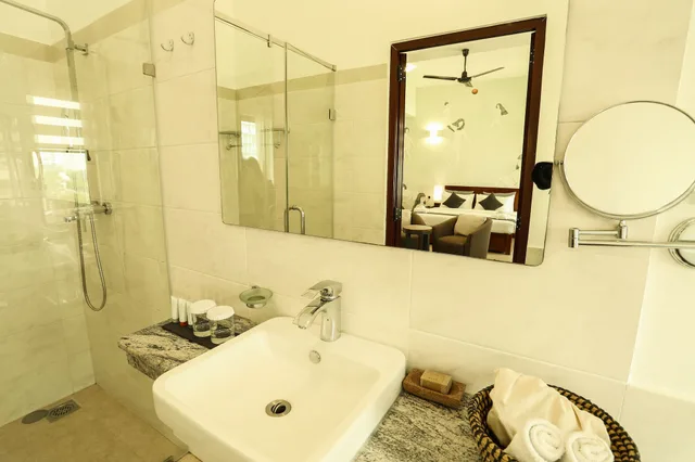 Premium, Queen Bed, Ocean View, Morven Hotel Colombo 3/5