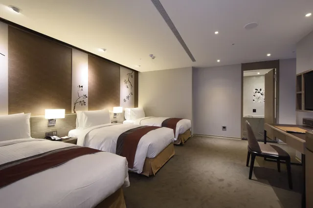 غرفة ديلوكس ثلاثية بثلاثة أسرّة بحوض استحمام، Green World Hotel Grand Nanjing 5/7