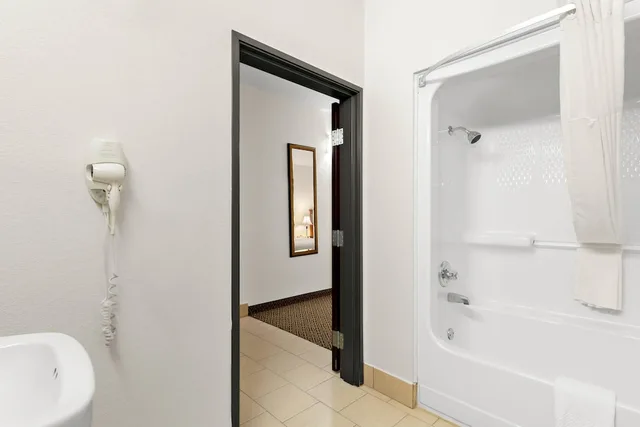 جناح بسرير كينج مع أريكة، Quality Inn & Suites McAlester on Hwy 69 8/8