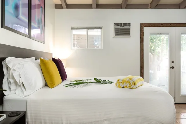 Superior, Queen Bed, Float Palm Springs 1/4