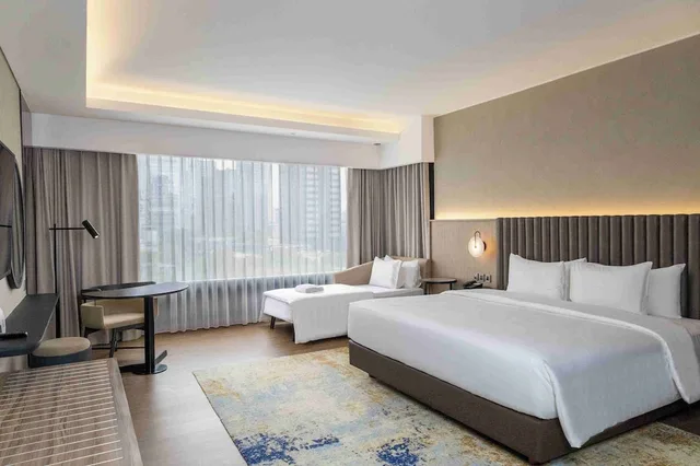 غرفة عائلية بسرير كينج مع أريكة، ARTOTEL Suites Mangkuluhur 1/2