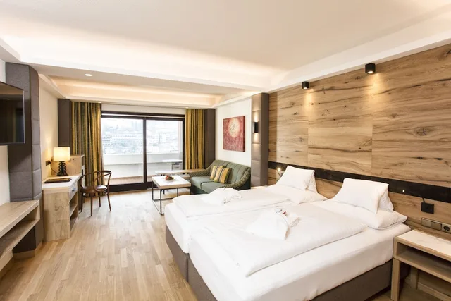 غرفة ديلوكس بسرير كوين، HOTEL TIEFENBRUNNER 1/3