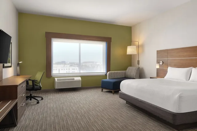 غرفة قياسية بسرير كينج لذوي الإعاقة، Holiday Inn Express Suites Aurora 1/6