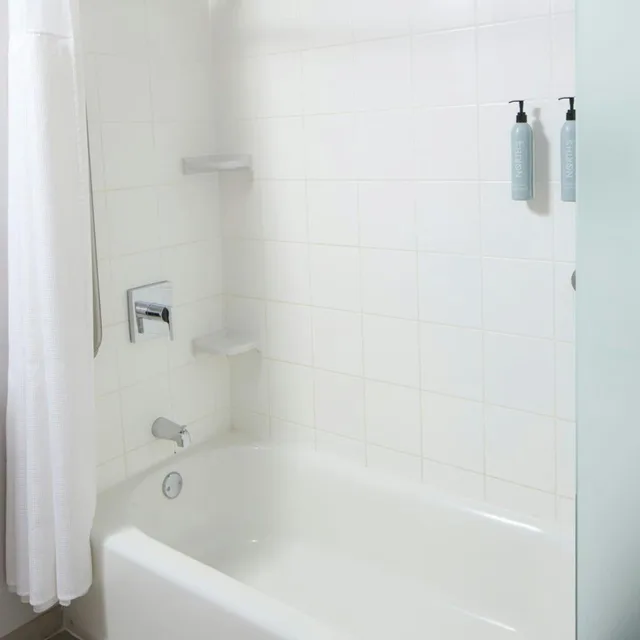 غرفة بسرير كينج مع أريكة بحوض استحمام لذوي الإعاقة، Courtyard By Marriott Waldorf 4/8