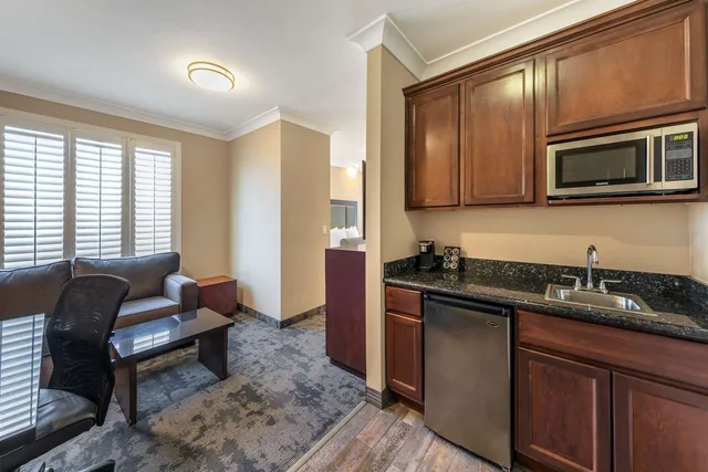 جناح بسرير كوين، Best Western Plus Avita Suites 5/5