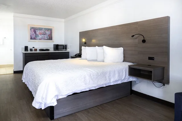 غرفة بسرير كينج، Baymont by Wyndham Fort Stockton 2/3