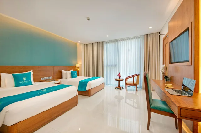 غرفة ديلوكس بسريرين مزدوجين بإطلالة جزئية على البحر، Mandila Beach Hotel Danang 2/10