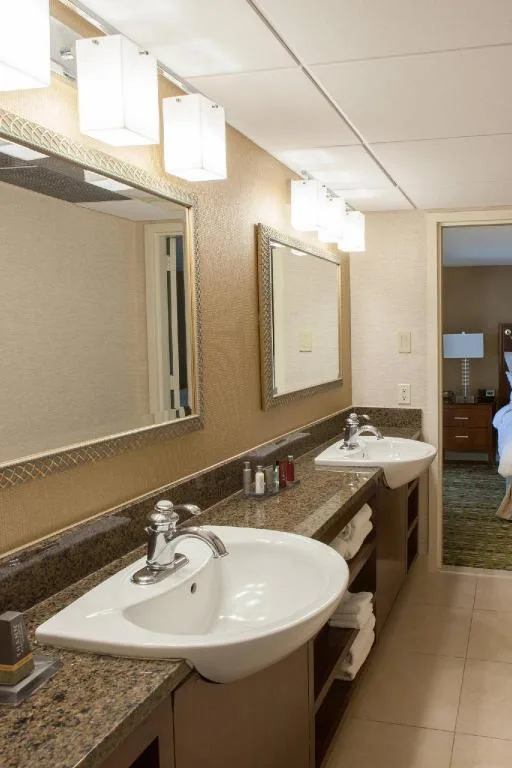 Hospitality, Suite, King Bed, Balcony, High Floor، Hanover Marriott 2/3