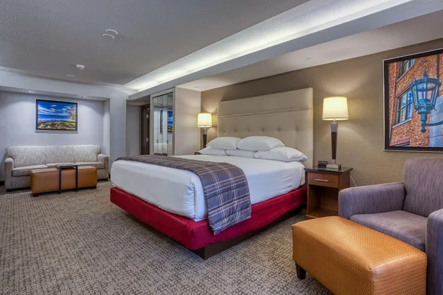 Deluxe, King Bed, Sofa, Drury Inn and Suites St Louis Fairview Heights 2/4
