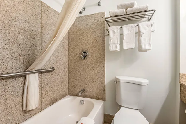 غرفة بسرير كينج، Econo Lodge Saint Albans 6/6