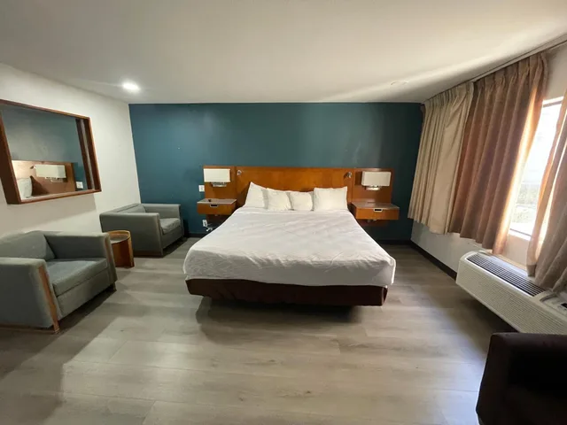 Suite, Portside Inn & Suites 1/7