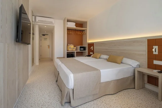 غرفة بسريرين منفصلين بإطلالة على البحر بشرفة، Cala Ferrera Hotel 10/10