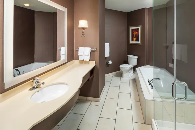جناح بسرير كينج بإطلالة لذوي الإعاقة، Hilton Garden Inn Sioux Falls Downtown 2/5