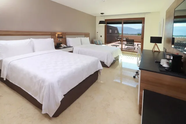 غرفة قياسية بسريرين كوين بشرفة، Holiday Inn and Suites Puerto Vallarta Marina and Golf 2/5