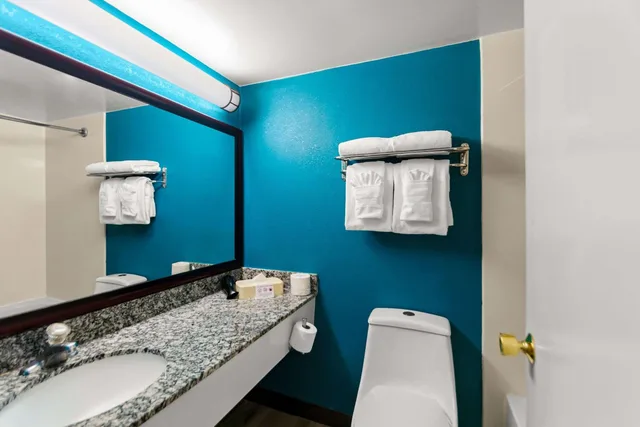 غرفة بسريرين مزدوجين في طابق مرتفع، Clarion Inn Falls Church-Arlington 7/8