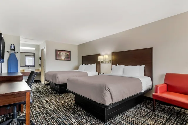 غرفة قياسية بسريرين كوين، Quality Inn & Suites Near Six Flags and Medical Center 4/6