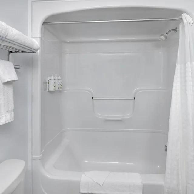 غرفة بسرير كينج وسريرين كوين في طابق مرتفع، Days Inn by Wyndham Edmundston 9/9