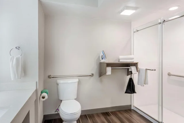 غرفة بسرير كينج لذوي الإعاقة، Quality Inn Ripley, WV 4/4