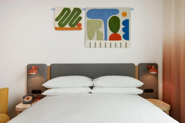 غرفة بسرير كينج وسرير كوين، Moxy Sydney Airport 3/10