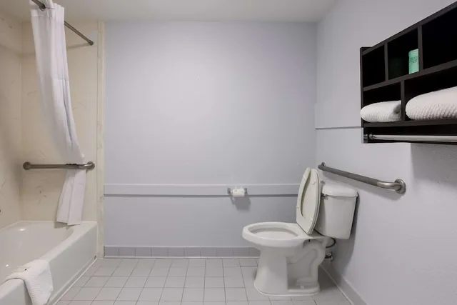 غرفة بسرير كوين لذوي الإعاقة، Suburban Studios Hinesville - Fort Stewart Area 2/3