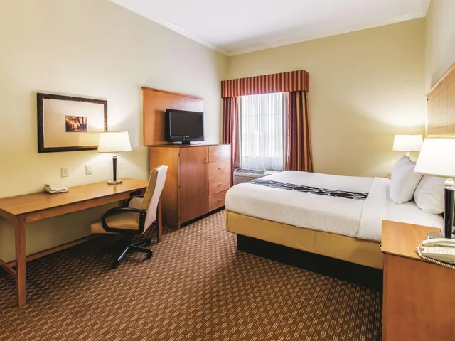 غرفة بسرير كينج، La Quinta Inn & Suites by Wyndham Bridgeport 3/4