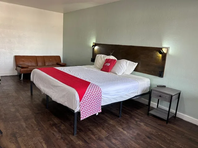 غرفة بسرير كينج مع أريكة سرير، OYO Hotel Downtown Peoria I-74 6/10