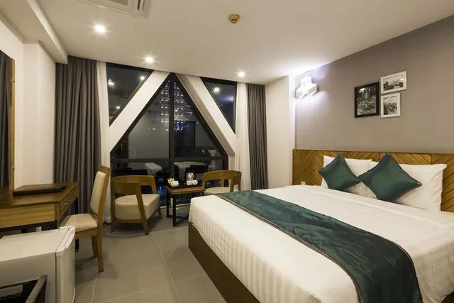 غرفة ديلوكس ثلاثية بإطلالة جزئية على البحر، Venue Hotel 1/5