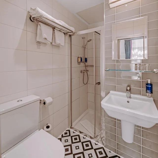 غرفة مفردة، The Beverley Hotel 4/6