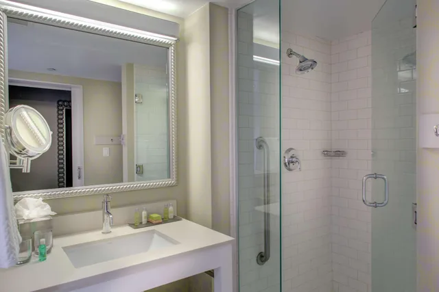 غرفة ركنية بسرير كينج بحوض جاكوزي، Doubletree By Hilton Hotel Biloxi 3/4