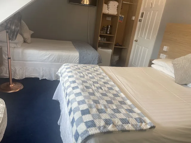 Suite, 1 Single and 2 Queen Beds، OYO Diamonds Inn 6/8